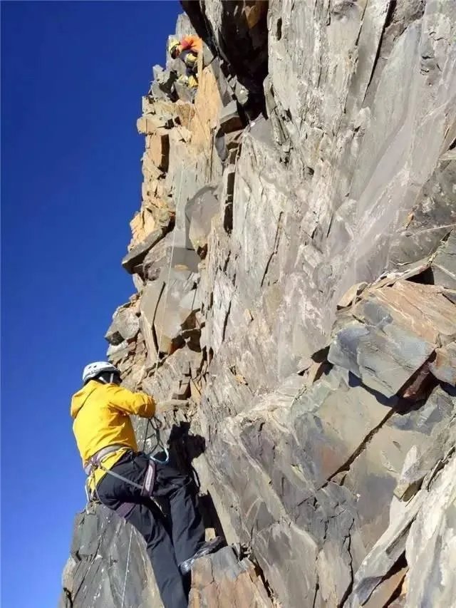 四姑娘山三峰是一座什么样的山峰？普通山友在攀登前应该做哪些准备？