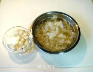冰糖银耳莲子羹