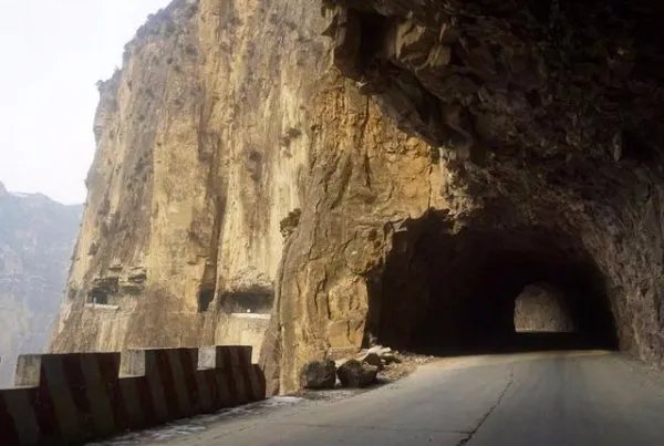 郭亮挂壁公路是由谁建造的？