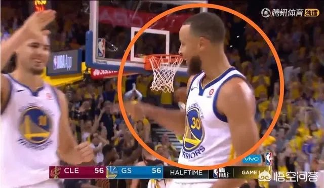 总决赛第一场,上半场库里命中压哨三分,露出了迷之微笑。你怎么看?