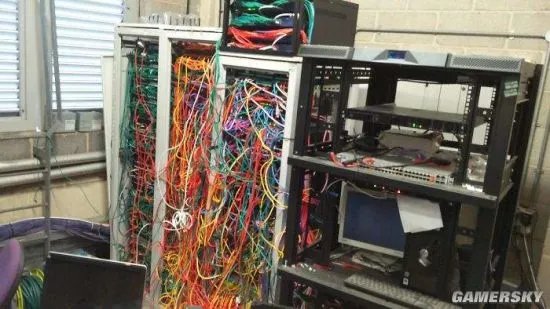 强迫症大呼内行 网友分享整理杂乱的电脑线