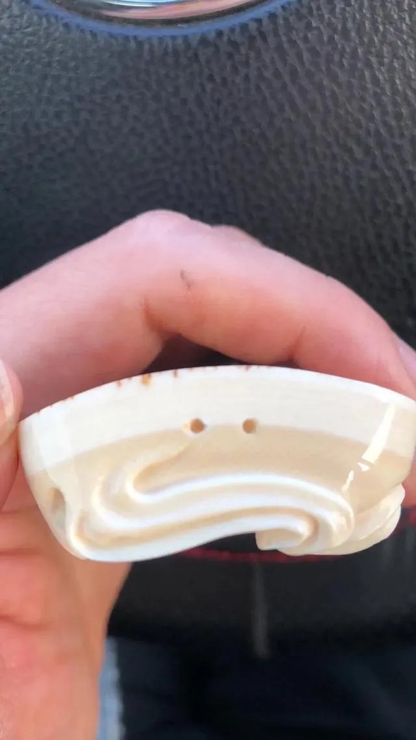 是象牙雕的吗？如果是象牙制的，头发为什么是黑的？