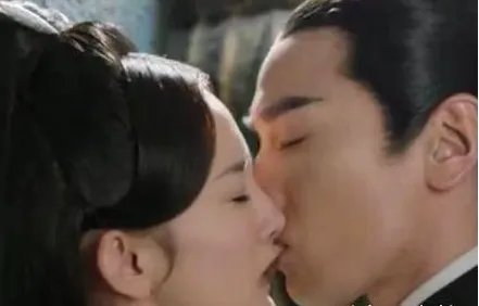 明星拍吻戏为了不用真亲，各种道具也是绝了，还不如不用呢，你怎么看？