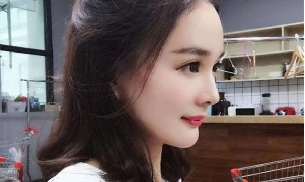 她花六年整容成杨幂，嫁给富二代后，如今现状怎么样？