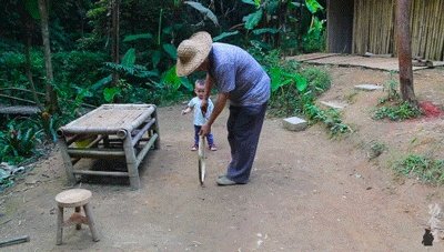 61岁中国大爷火爆外媒！靠“玩”木头炸翻热搜，惹上亿老外看傻眼：简直是宝藏爷爷！