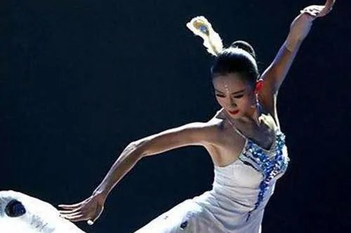 杨丽萍一直戴帽子，背后究竟隐藏着什么原因？