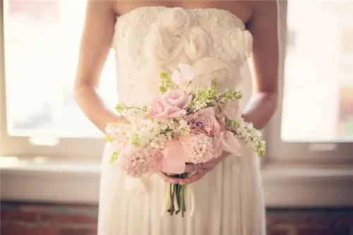 新娘捧花的寓意是什么  不同颜色的手捧花含义