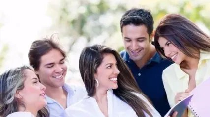 柳州一女子旅游遇婚宴随礼200元吃席，怎样提升自己的社交技能？