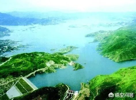 上联：听红尘恋歌的感伤，缱绻珍藏心事。下联你会吗？