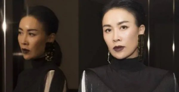 那英与丈夫合照,妻子年过半百仍显年轻,丈夫却像“老头”,你怎么看?