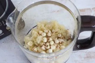 银耳莲子汤