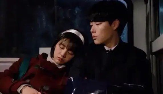 李惠利、柳俊烈又曝甜蜜约会照，餐厅深情对视，他们当初是如何结缘的