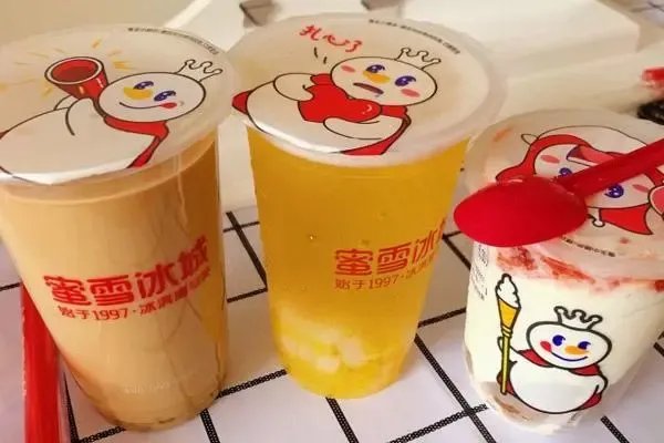 离谱！女子称蜜雪冰城冷饮中喝出活苍蝇，门店是如何回应这件事的？