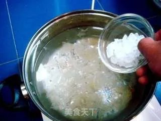 冰糖银耳莲子羹