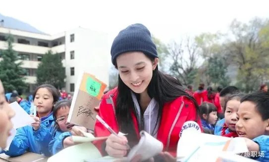 毛阿敏女儿出演《中国医生》，与袁泉搭档母女，她是谁？