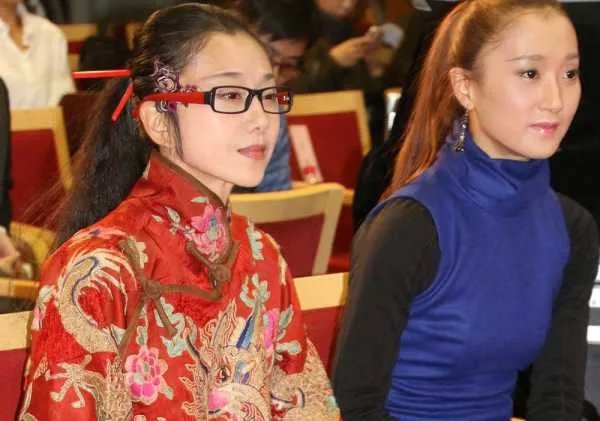 杨丽萍每次出现都带着帽子，她为何十几年总戴帽子？