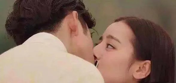 明星拍吻戏为了不用真亲，各种道具也是绝了，还不如不用呢，你怎么看？