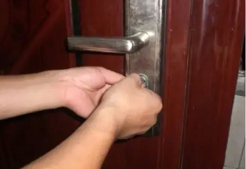 门反锁了怎么开锁要简单一点的方法是什么