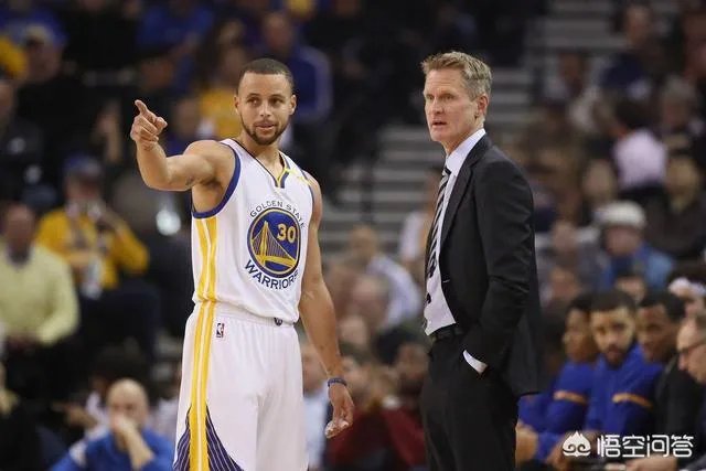 总决赛第一场，上半场库里命中压哨三分，露出了迷之微笑。你怎么看？