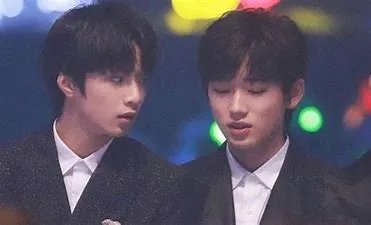 宋亚轩、刘耀文唱《康定情歌》,他们二人的舞台表现力如何?