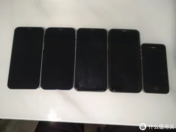 给老爸老妈换个iPhone吧！——iPhone12开箱简评。还把屏幕划伤了！