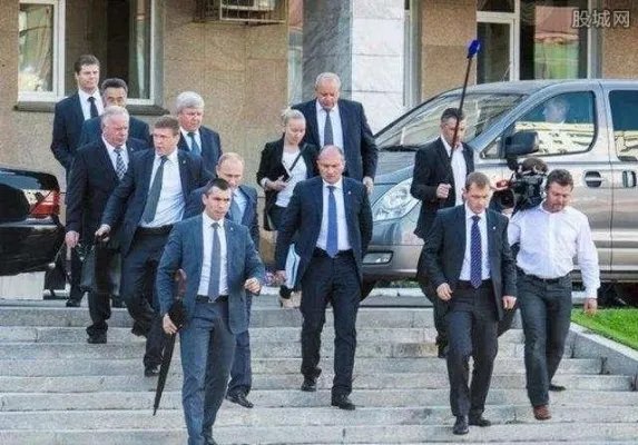 普京保镖为什么总是带一把黑伞？ 原来这把黑伞大有来头