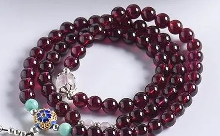 一般三圈石榴石手链多少钱是真的