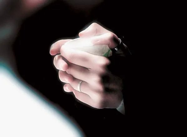 关于右手戒指的图片