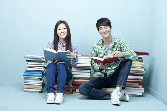 大学生同居很普遍，你们觉得应该吗？