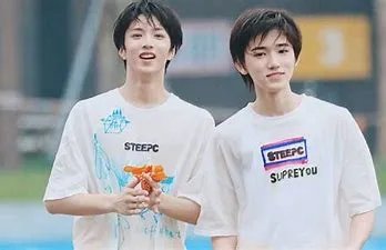 宋亚轩、刘耀文唱《康定情歌》,他们二人的舞台表现力如何?