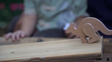 61岁中国大爷火爆外媒！靠“玩”木头炸翻热搜，惹上亿老外看傻眼：简直是宝藏爷爷！