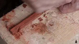 61岁中国大爷火爆外媒！靠“玩”木头炸翻热搜，惹上亿老外看傻眼：简直是宝藏爷爷！