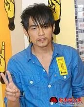 周杰伦取下假发头发稀疏秃顶照片 周杰伦头发怎么变多的是假的吗