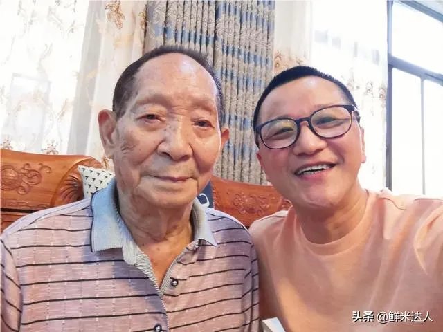 袁隆平身价千亿，有六七辆“豪车”，为啥只舍得穿50块的衣服？