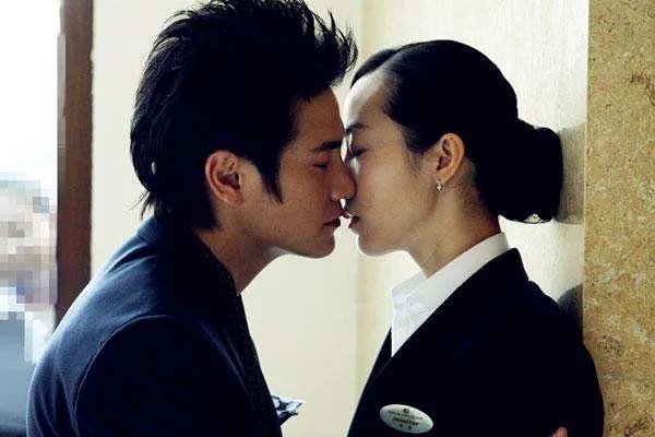 明星拍吻戏为了不用真亲，各种道具也是绝了，还不如不用呢，你怎么看？