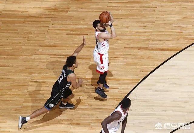 范弗利特摔倒，伦纳德立马跑过去拉他！如何看待范弗利特在猛龙的地位？