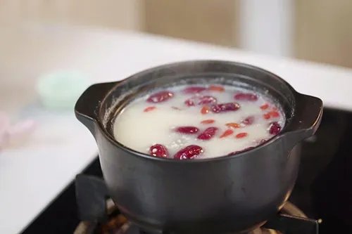 小米红枣粥的做法 小米粥红枣的功效怎么样