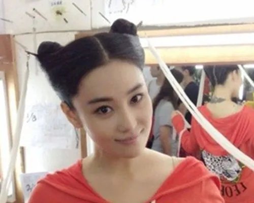 张馨予李莫愁发型服装曝光 网友称赞女神漂亮完胜陈妍希
