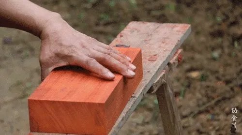 61岁中国大爷火爆外媒！靠“玩”木头炸翻热搜，惹上亿老外看傻眼：简直是宝藏爷爷！