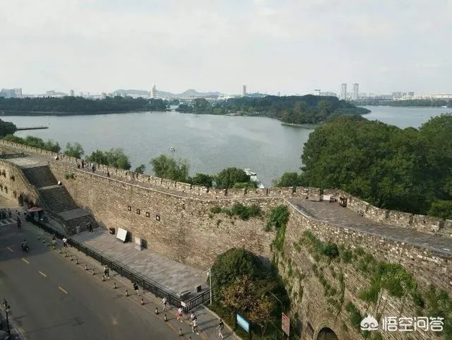 南京鸡鸣寺那里的明城墙收30元门票，你认为值么？