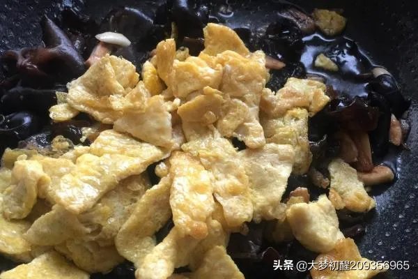 木耳炒鸡蛋怎么做？