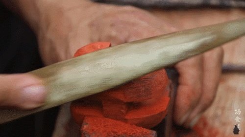 61岁中国大爷火爆外媒！靠“玩”木头炸翻热搜，惹上亿老外看傻眼：简直是宝藏爷爷！