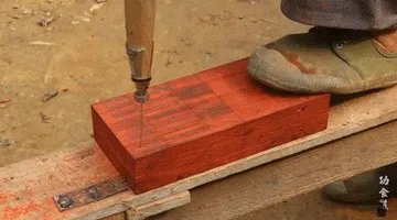 61岁中国大爷火爆外媒！靠“玩”木头炸翻热搜，惹上亿老外看傻眼：简直是宝藏爷爷！