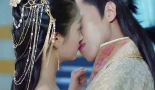 明星拍吻戏为了不用真亲，各种道具也是绝了，还不如不用呢，你怎么看？