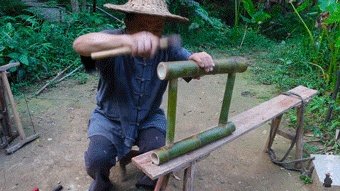 61岁中国大爷火爆外媒！靠“玩”木头炸翻热搜，惹上亿老外看傻眼：简直是宝藏爷爷！