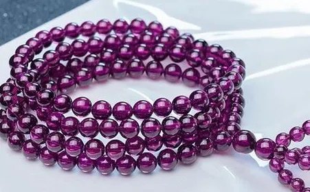 一般三圈石榴石手链多少钱是真的