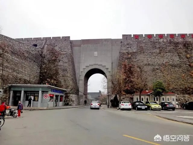 南京鸡鸣寺那里的明城墙收30元门票，你认为值么？