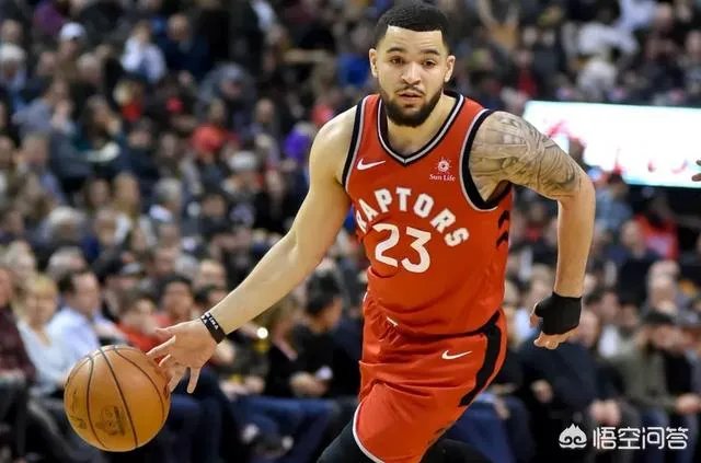 范弗利特摔倒，伦纳德立马跑过去拉他！如何看待范弗利特在猛龙的地位？