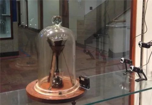 沥青滴漏实验：持续了近百年，熬死了2位教授，目的到底是什么？