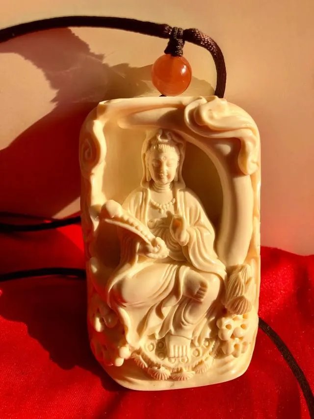 是象牙雕的吗？如果是象牙制的，头发为什么是黑的？